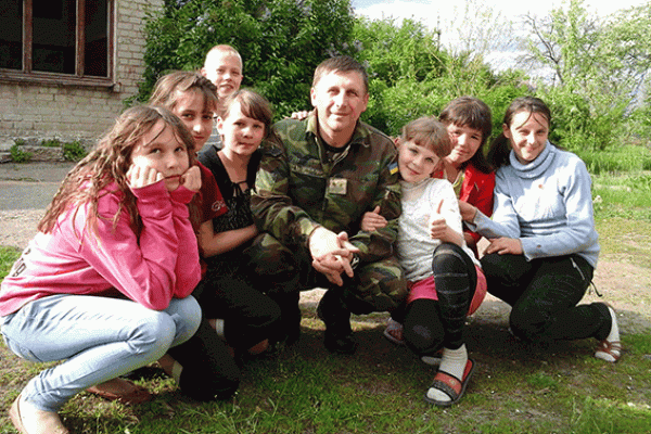 Бойцы батальона "Луганск-1" привезли в Кременскую школу-интернет гуманитарную помощь