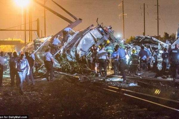 В аварии поезда возле Филадельфии погибли пять человек В аварии поезда возле Филадельфии погибли пять человек