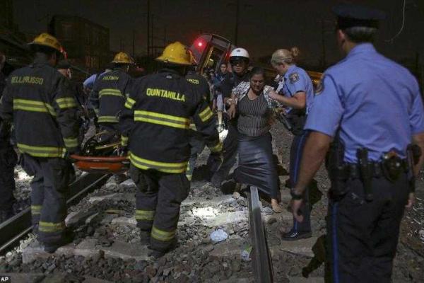 В аварии поезда возле Филадельфии погибли пять человек В аварии поезда возле Филадельфии погибли пять человек