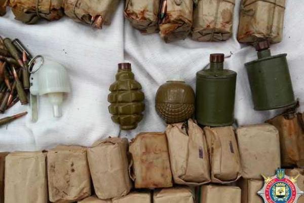 В Артемовском районе обнаружен тайник с оружием и боеприпасами