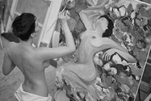 Даша Астафьева любит заниматься творчеством без одежды Даша Астафьева любит заниматься творчеством без одежды