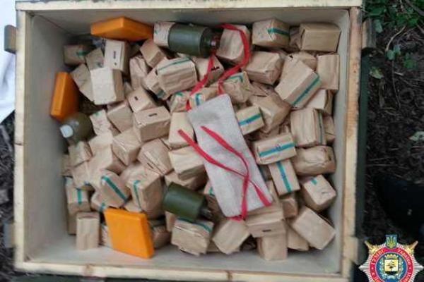 В Артемовском районе обнаружен тайник с оружием и боеприпасами