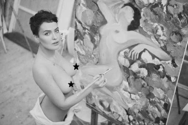 Даша Астафьева любит заниматься творчеством без одежды Даша Астафьева любит заниматься творчеством без одежды