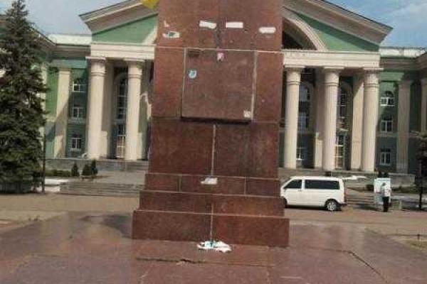 В Северодонецке возле здания горсовета украли флаг Украины В Северодонецке возле здания горсовета украли флаг Украины