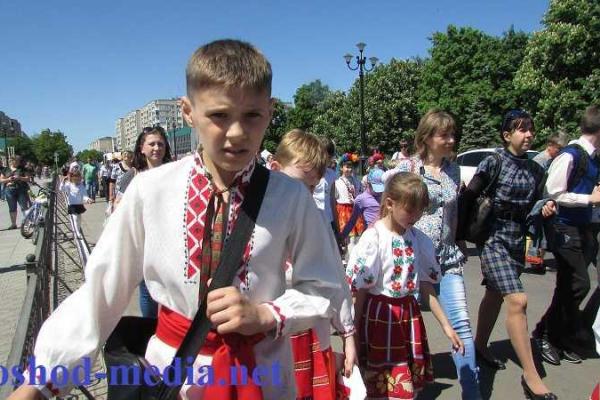 В Лисичанске прошел парад вышиванок В Лисичанске прошел парад вышиванок