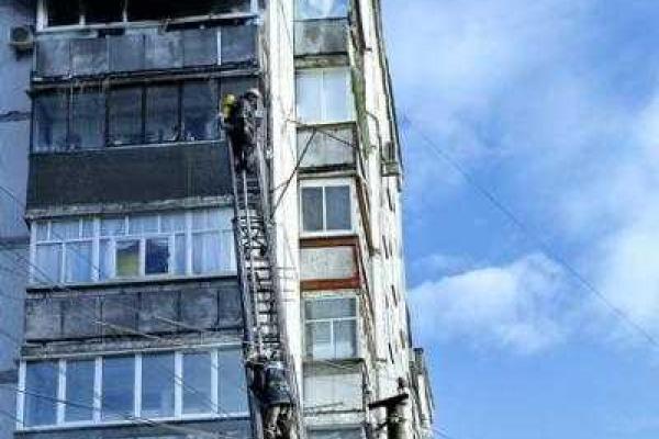 На Черниговщине пожарные ликвидировали пожар на балконе 8 этажа На Черниговщине пожарные ликвидировали пожар на балконе 8 этажа