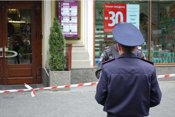 Во Львове "заминировали" три магазина Во Львове "заминировали" три магазина