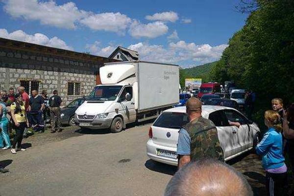 На Закарпатье недовольные граждане перекрыли дорогу На Закарпатье недовольные граждане перекрыли дорогу