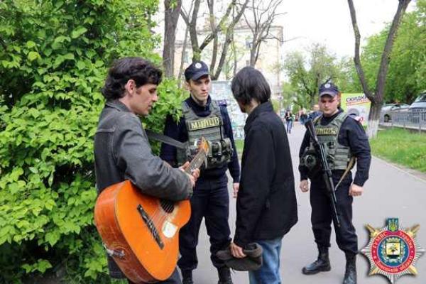 Милиция проводит профилактическую работу с попрошайками в центре Мариуполя