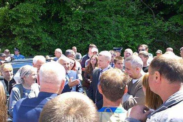 На Закарпатье недовольные граждане перекрыли дорогу На Закарпатье недовольные граждане перекрыли дорогу