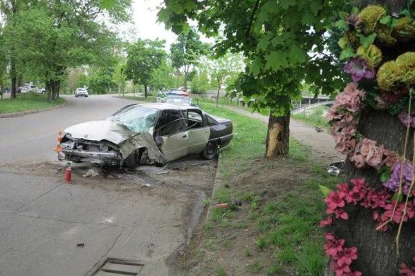В Киеве в ДТП пострадали водитель и 16-летняя пассажирка В Киеве в ДТП пострадали водитель и 16-летняя пассажирка