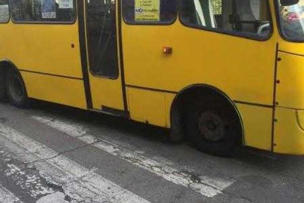 В Киеве иномарка сбила школьника на "зебре" В Киеве иномарка сбила школьника на "зебре"