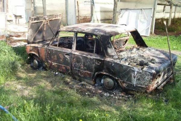 На Харьковщине в сгоревшем авто обнаружено тело погибшего мужчины На Харьковщине в сгоревшем авто обнаружено тело погибшего мужчины