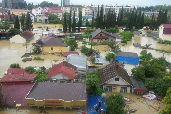 Потоп в Сочи: парализовано движение поездов, не работает аэропорт, город уходит под воду