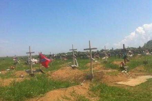 В сети появились фото свежих могил боевиков на кладбище в Донецке В сети появились фото свежих могил боевиков на кладбище в Донецке