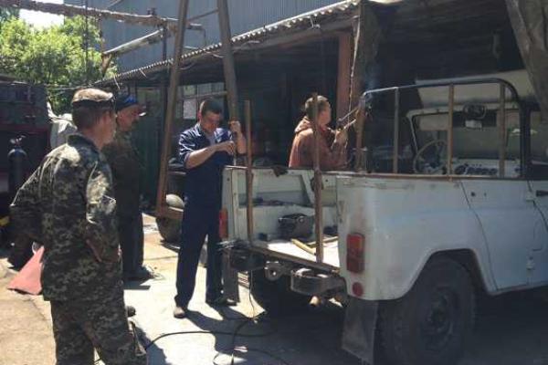 Волонтеры и предприниматели подарили батальону "Херсон" бронированный автомобиль Волонтеры и предприниматели подарили батальону "Херсон" бронированный автомобиль