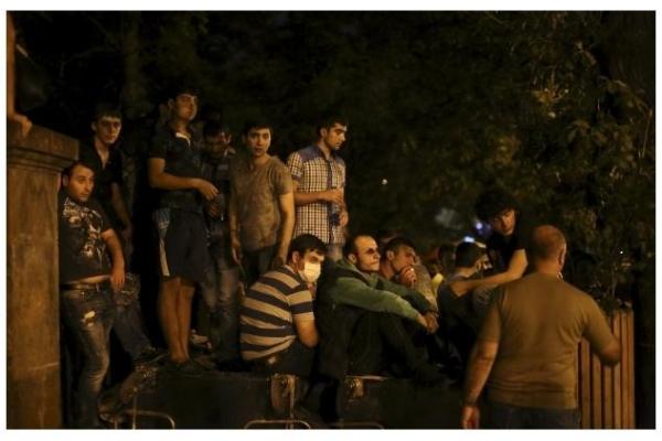 Полиция Еревана разбирает баррикады митингующих