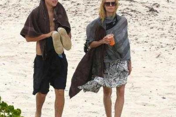 Хайди Клум развлекается с 28-летним бойфрендом на пляже Хайди Клум развлекается с 28-летним бойфрендом на пляже