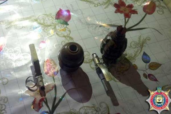 Гранаты в подвесном потолке свей квартиры прятал житель Мариуполя