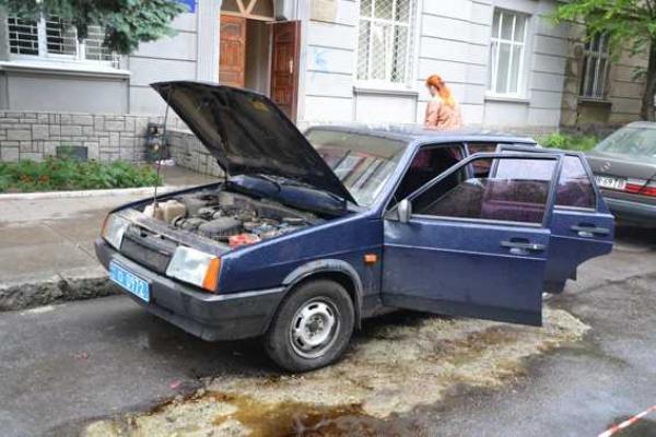 Опубликованы фото с места взрыва милицейского автомобиля во Львове Опубликованы фото с места взрыва милицейского автомобиля во Львове