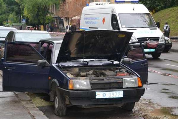 Опубликованы фото с места взрыва милицейского автомобиля во Львове Опубликованы фото с места взрыва милицейского автомобиля во Львове