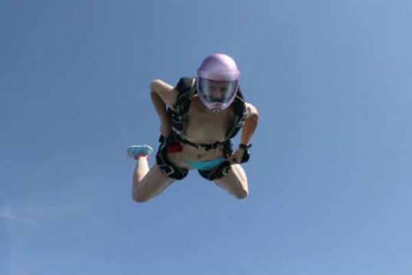 Россиянка прыгнула с парашютом в чем мать родила (18+) Россиянка прыгнула с парашютом в чем мать родила (18+)