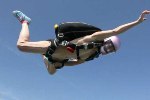 Россиянка прыгнула с парашютом в чем мать родила (18+) Россиянка прыгнула с парашютом в чем мать родила (18+)