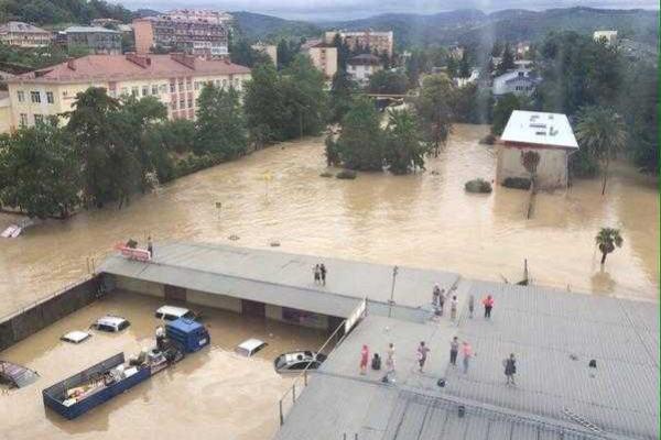 Потоп в Сочи: парализовано движение поездов, не работает аэропорт, город уходит под воду