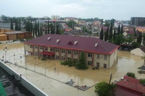 Потоп в Сочи: парализовано движение поездов, не работает аэропорт, город уходит под воду