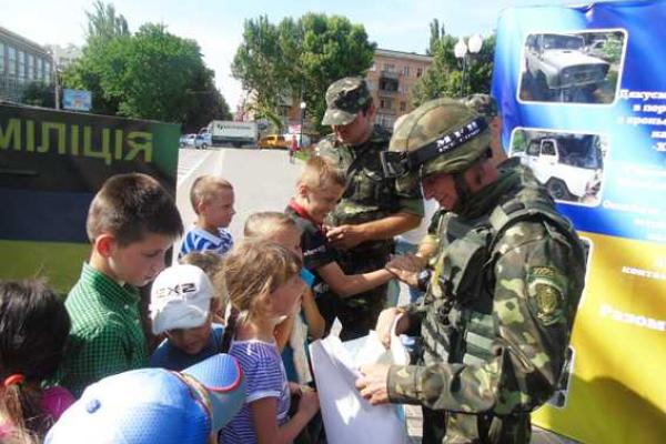 Волонтеры и предприниматели подарили батальону "Херсон" бронированный автомобиль Волонтеры и предприниматели подарили батальону "Херсон" бронированный автомобиль