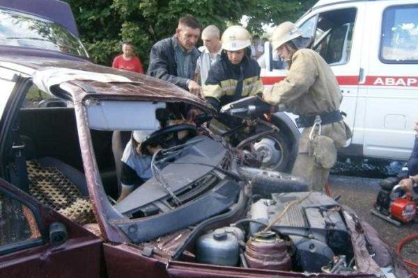 На Кировоградщине спасатели освободили травмированного из "лавушки" автомобиля