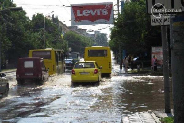 В Мариуполе после ливней «плавали» лавочки, клумбы, автомобили и люди В Мариуполе после ливней «плавали» лавочки, клумбы, автомобили и люди
