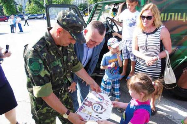 Волонтеры и предприниматели подарили батальону "Херсон" бронированный автомобиль Волонтеры и предприниматели подарили батальону "Херсон" бронированный автомобиль