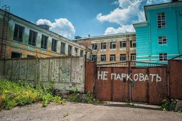 В Донецке разрушена и разграблена горбольница В Донецке разрушена и разграблена горбольница