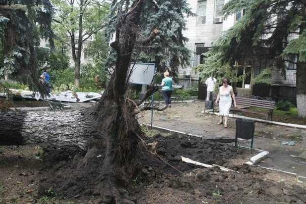Ураган в Луганске принес масштабные разрушения Ураган в Луганске принес масштабные разрушения