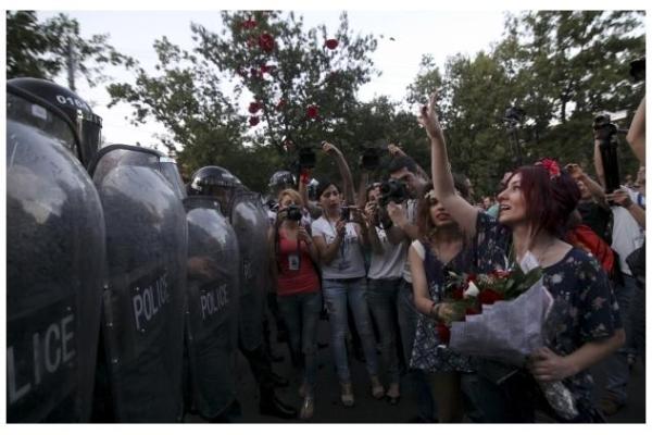 Полиция Еревана разбирает баррикады митингующих