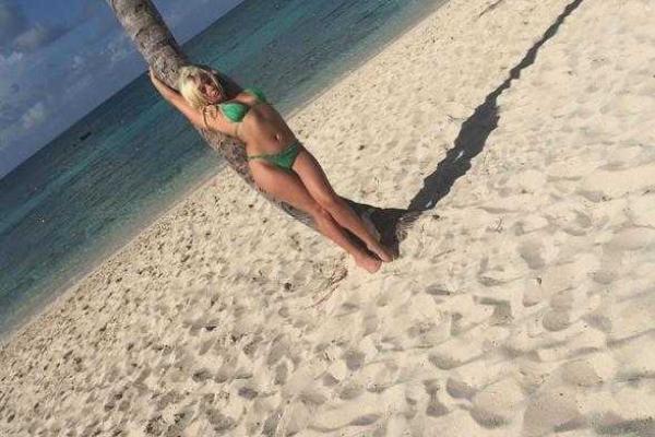 Леди Гага показала откровенные фото с отдыха на Багамах