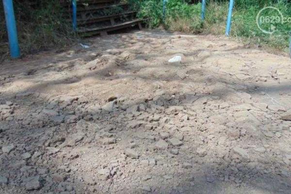 В Мариуполе занесло грязевым потоком проход к морю