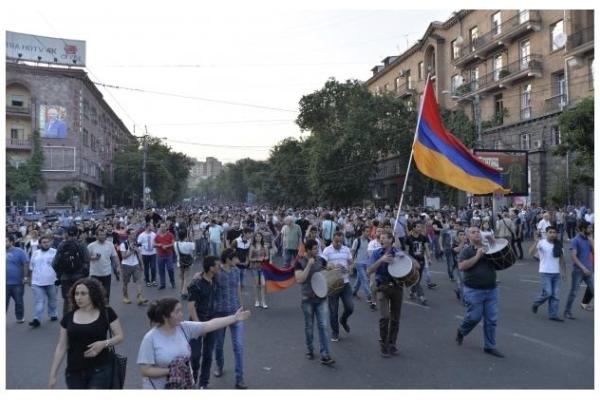 Полиция Еревана разбирает баррикады митингующих