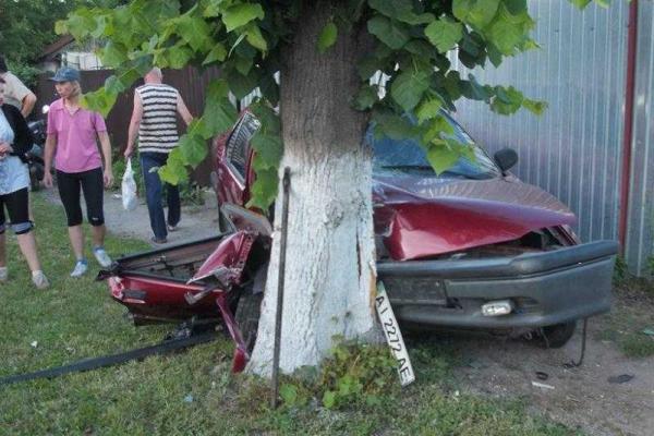 На Киевщине авто врезалось в дерево, спасателям пришлось деблокировать водителя На Киевщине авто врезалось в дерево, спасателям пришлось деблокировать водителя