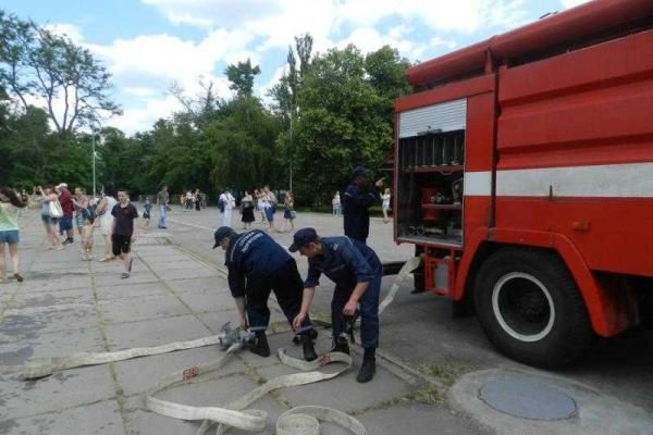 Участников "водной битвы" в Херсоне обливали из пожарного автомобиля Участников "водной битвы" в Херсоне обливали из пожарного автомобиля