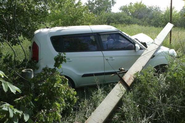 Водитель легковушки сбил электроопору на Луганщине Водитель легковушки сбил электроопору на Луганщине