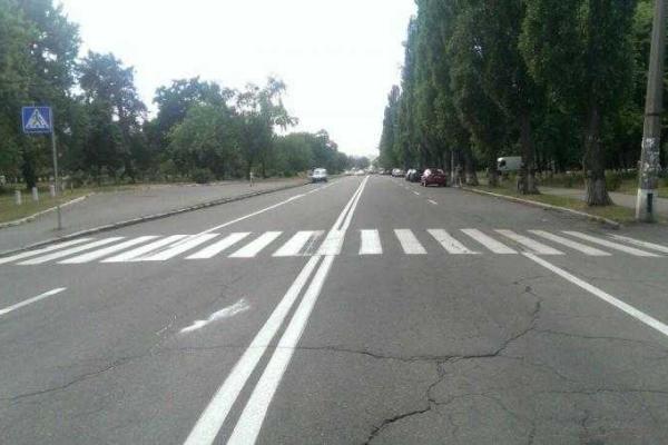 В Киеве водитель на «зебре» совершил наезд на мать с коляской, в которой находился ребенок и скрылся В Киеве водитель на «зебре» совершил наезд на мать с коляской, в которой находился ребенок и скрылся