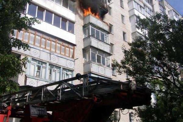 Житомирские спасатели ликвидировали пожар на балконе многоэтажки Житомирские спасатели ликвидировали пожар на балконе многоэтажки