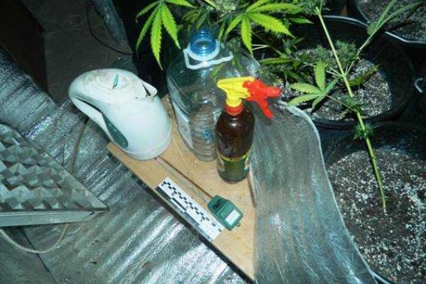 Киевские милиционеры приехали спасать девушку и обнаружили нарколабораторию Киевские милиционеры приехали спасать девушку и обнаружили нарколабораторию