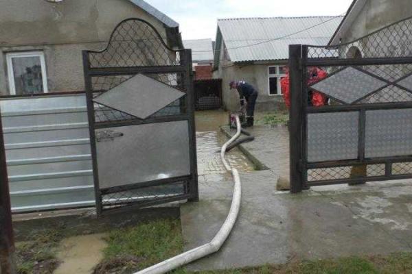 На Буковине из-за дождей десятки дворов оказались подтопленными На Буковине из-за дождей десятки дворов оказались подтопленными