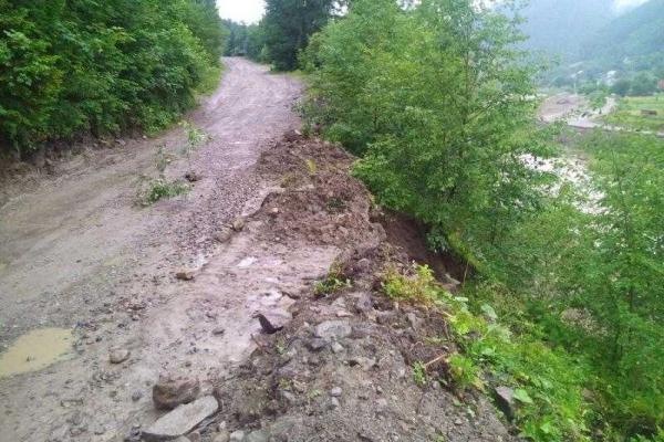 На Буковине из-за дождей десятки дворов оказались подтопленными На Буковине из-за дождей десятки дворов оказались подтопленными