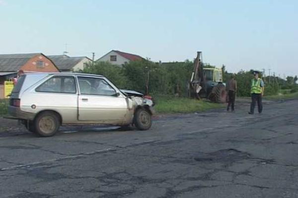 На Сумщине столкнулись легковушка и экскаватор, 4 человека пострадали На Сумщине столкнулись легковушка и экскаватор, 4 человека пострадали