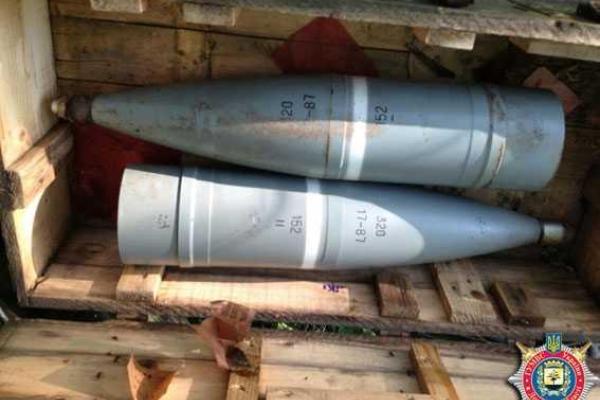 На трассе Мариуполь - Донецк обнаружен схрон с боеприпасами калибра 152 мм