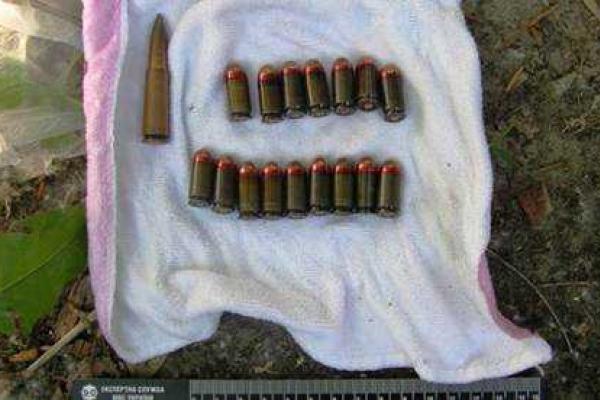 В Киеве прохожий обнаружил на улице взрывоопасные предметы В Киеве прохожий обнаружил на улице взрывоопасные предметы